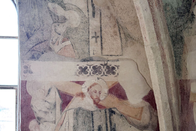 Pravá část východní stěny, fragment scény Nesení Kříže v mladší vrstvě, pod ní v ploše starší vrstva malby